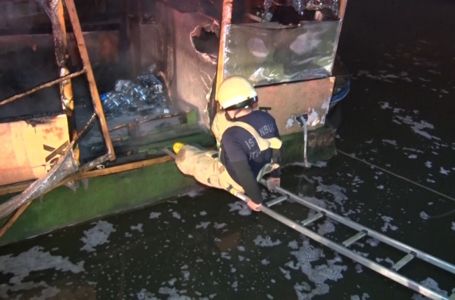 Haliç’te kafe olarak kullanılan 2 teknede yangın