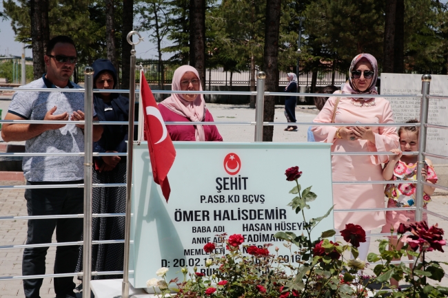 Kahraman şehit Halisdemir'in kabrine ziyaretçi akını