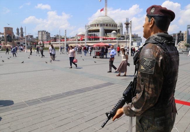 Taksim Meydanı'na Ömer Halisdemir heykeli