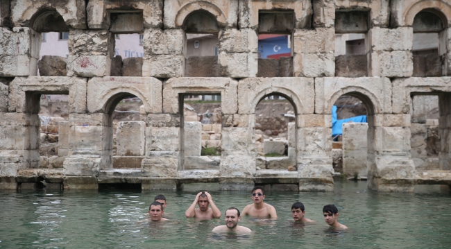 2 bin yıllık hamamda kış ortasında yüzme keyfi