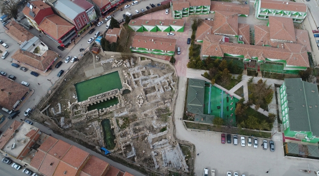 2 bin yıllık hamamda kış ortasında yüzme keyfi