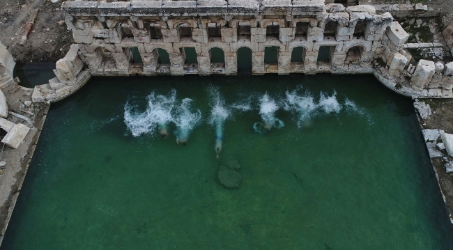 2 bin yıllık hamamda kış ortasında yüzme keyfi