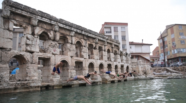 2 bin yıllık hamamda kış ortasında yüzme keyfi
