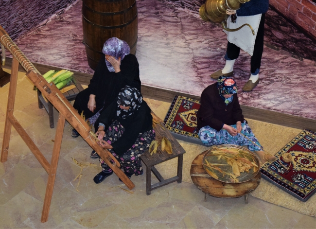 Müzede hasır örmeyi öğretiyorlar