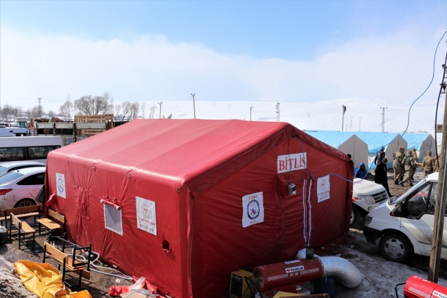 Sahra hastaneleri depremzedelerin yaralarını sarıyor