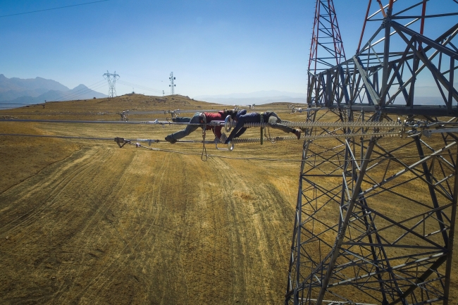Metrelerce yüksekte ekmeklerinin peşindeler
