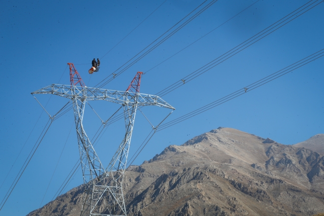 Metrelerce yüksekte ekmeklerinin peşindeler