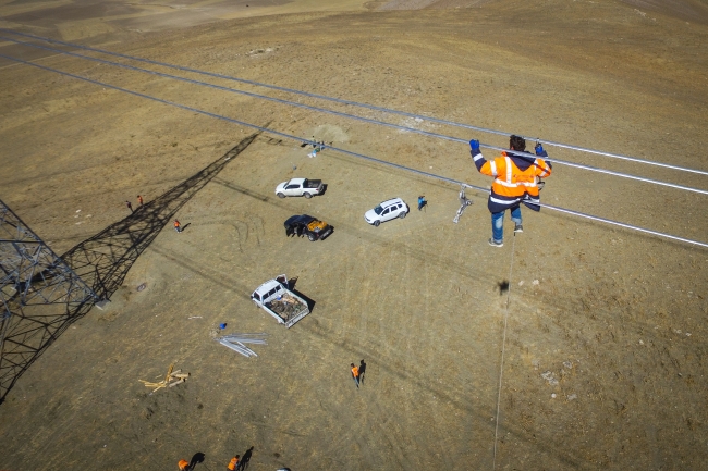 Metrelerce yüksekte ekmeklerinin peşindeler