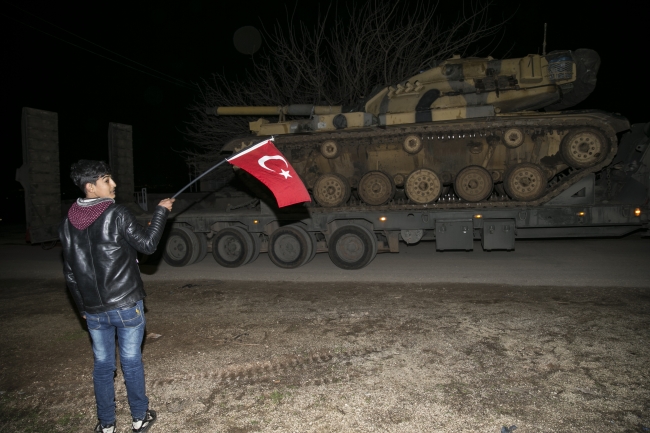 Tanklar, sınır hattına vatandaşların sevgi gösterileriyle uğurlandı