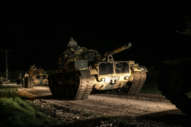 Tanklar, sınır hattına vatandaşların sevgi gösterileriyle uğurlandı