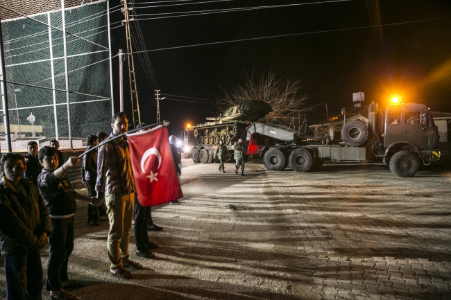 Tanklar, sınır hattına vatandaşların sevgi gösterileriyle uğurlandı