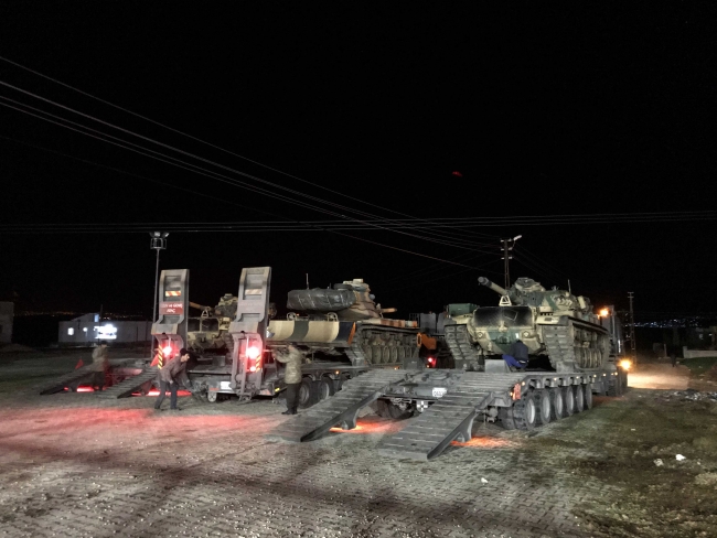 Tanklar, sınır hattına vatandaşların sevgi gösterileriyle uğurlandı