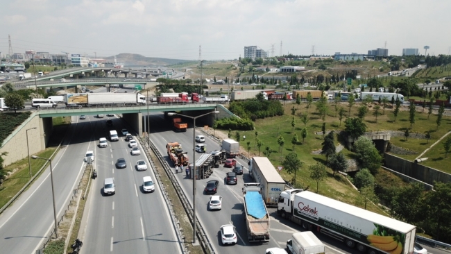 Basın Ekspres Yolu'nda bakır yüklü kamyon devrildi