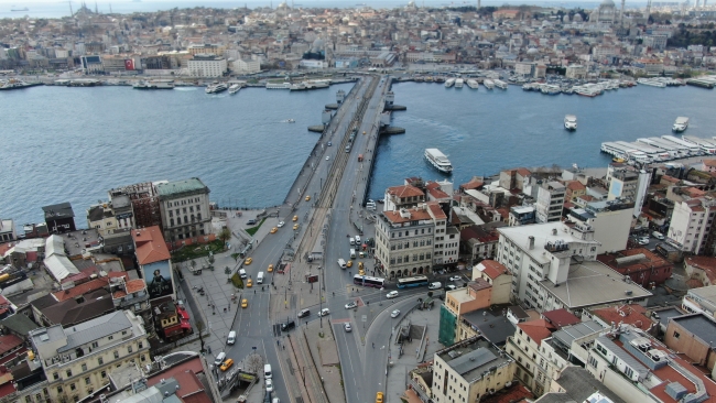 İstanbul trafiğinde yoldan geçen araçlar parmakla sayılabilecek kadar azaldı. Fotoğraf: DHA