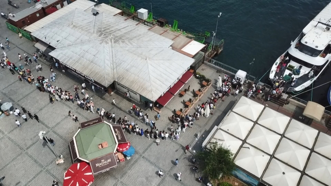 İstanbul'da kalanlar Adalar'a akın etti