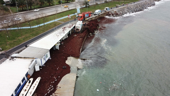 Caddebostan Sahili kırmızıya büründü