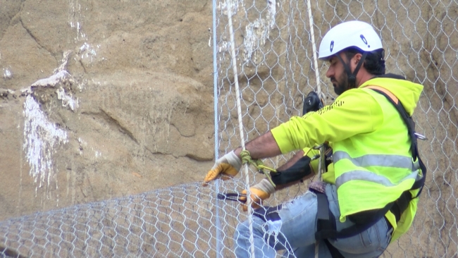 Silivri'de kuşları öldüren çelik ağlar kesiliyor