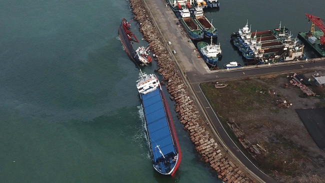 Fırtınada sürüklenen gemiler birbirine çarptı