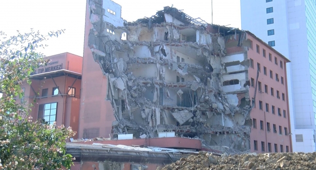 Haydarpaşa Numune Hastanesi'nin kullanılmayan binası yıkılıyor