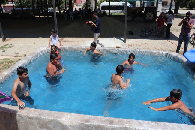 Atıl durumdaki süs havuzunu yüzme havuzuna çevirdiler