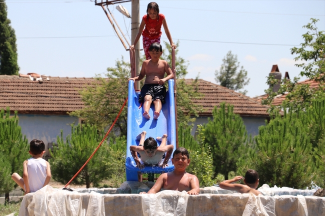 Atıl durumdaki süs havuzunu yüzme havuzuna çevirdiler