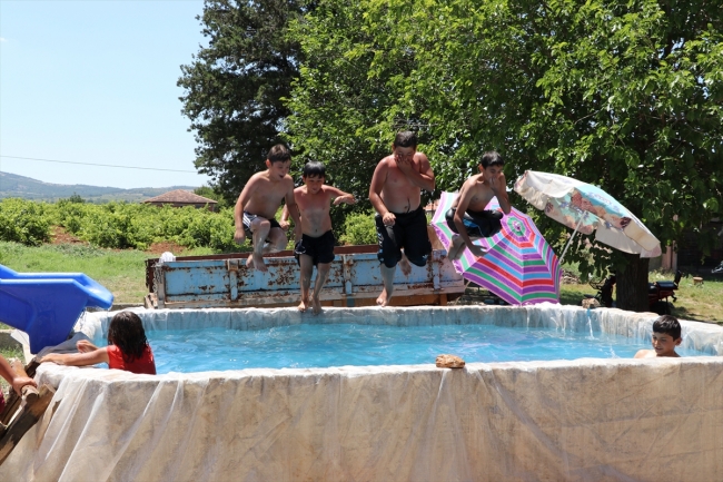 Atıl durumdaki süs havuzunu yüzme havuzuna çevirdiler