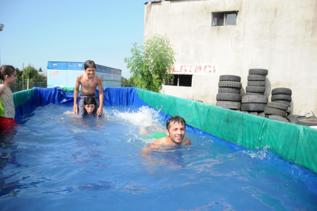 Kamyon kasasında yüzen çocuklara havuz sürprizi