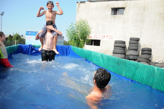 Kamyon kasasında yüzen çocuklara havuz sürprizi