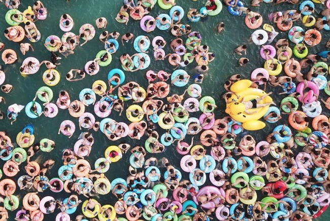 Çin'de yüzlerce vatandaş dev havuzda serinliyor