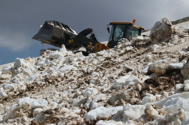 Bitlis'te haziran sonunda karla mücadele çalışmaları sürüyor