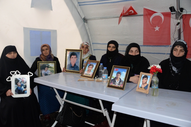 Diyarbakır'da oturma eylemi yapan ailelerden 13'ü evlatlarına kavuştu. Fotoğraf: Dha