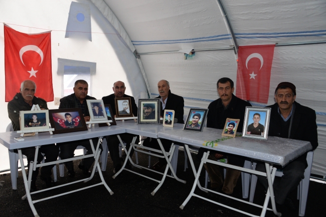 2016 yılında terör örgütü PKK tarafından 2 kez kaçırılan oğulları Atilla için Muş'tan gelen Şemsettin ve Şahinaz Özcan çifti, HDP Diyarbakır İl Başkanlığı binası önündeki oturma eylemine katıldı. Fotoğraf: DHA