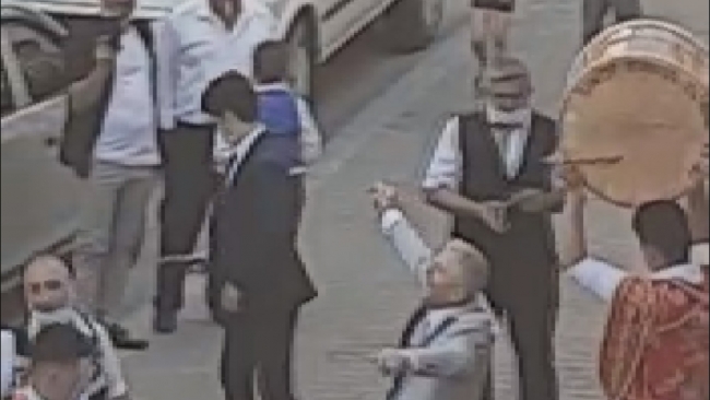 Hem sosyal mesafe kuralına uymadılar hem havaya ateş açtılar