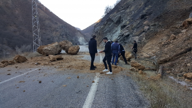 Tunceli-Erzincan karayolunda heyelan