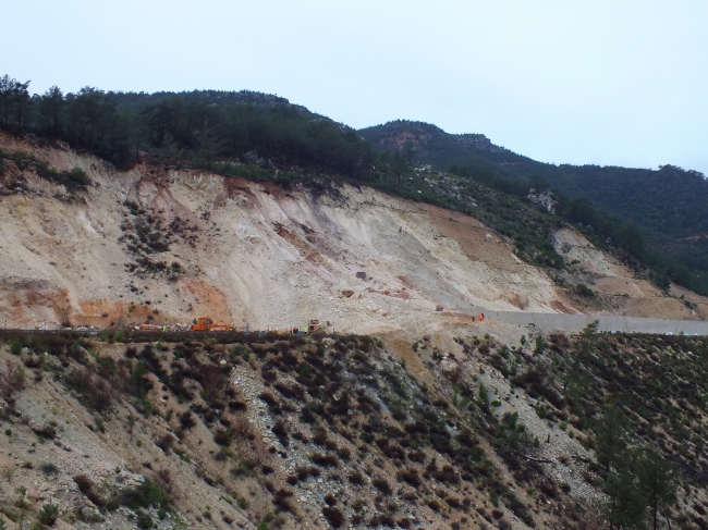 Silifke-Mut karayolu heyelan nedeniyle ulaşıma kapandı