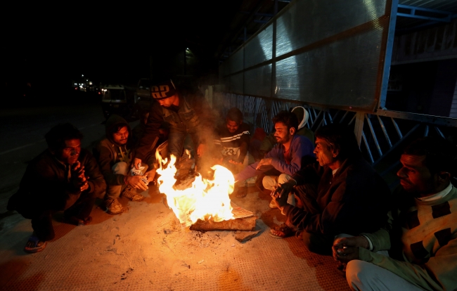 Hindistan'da dondurucu soğuklar 187 can aldı