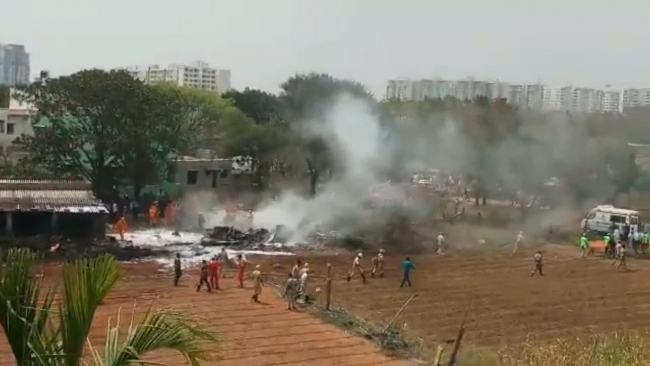 Hindistan'da gösteri hazırlığı yapan uçaklar havada çarpıştı