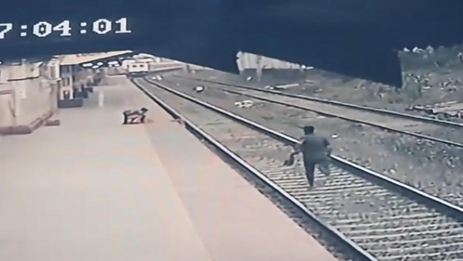 Hindistan'da istasyon çalışanı raylara düşen çocuğu son anda kurtardı