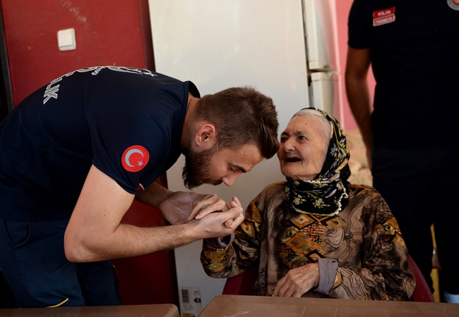 Acil Servis 105 yaşındaki ninenin doğum gününü kutladı