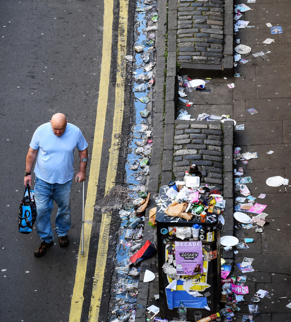 İskoçya'da grev nedeniyle sokaklarda biriken çöp yığınları endişe uyandırıyor