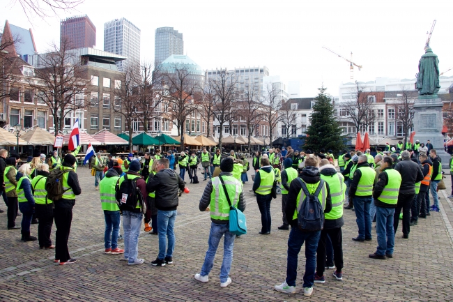 Hollanda'da sarı yeleklilerden protesto gösterileri