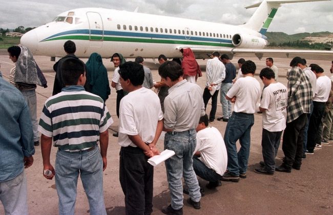 1999 yılında ABD'den sınır dışı edilen göçmenler (Fotoğraf: AP)