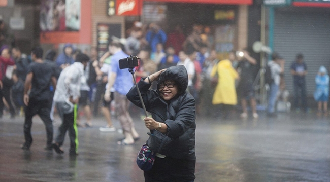 Hong Kong'da tayfun hayatı felç etti