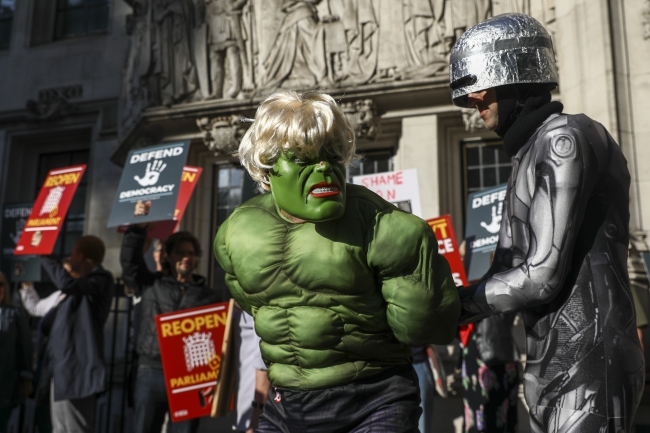 Johnson, ülkesini çizgi kahraman ''Hulk''a benzetince gösteriler de peşi sıra geldi. Fotoğraf: Getty