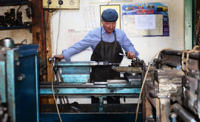 Hurda malzemelerden makine yapıp, atölye kurdu