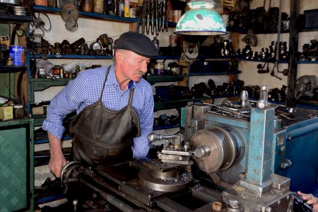 Hurda malzemelerden makine yapıp, atölye kurdu