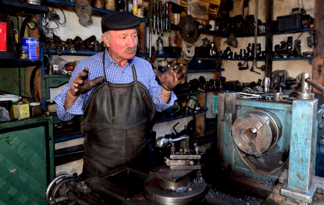 Hurda malzemelerden makine yapıp, atölye kurdu