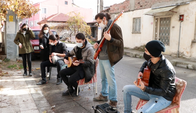 Huzurevi sakinlerine duvar arkasından moral konseri