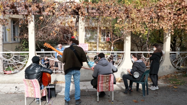 Huzurevi sakinlerine duvar arkasından moral konseri