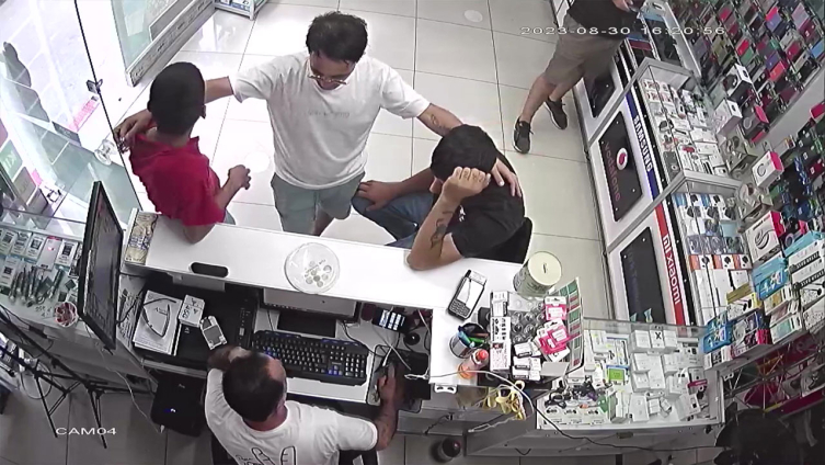 Çaldıkları telefonu 1500 liraya dükkan sahibine satmak istediler